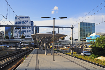 900348 Gezicht op het 7e perron (zuidzijde) van Utrecht Centraal, met links op de achtergrond het Stadskantoor en ...